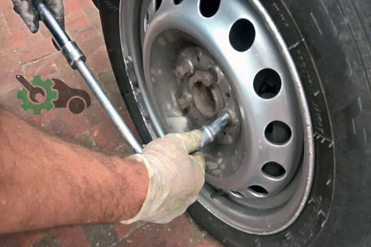 خدمة تبديل تواير متنقل في موقع العميل داخل الكويت عبر كراج متنقل يعمل 24 ساعة لخدمة الطريق