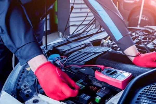 كهربائي سيارات متنقل في الكويت يقدم خدمة سريعة 24 ساعة